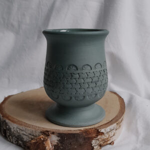 Niebieskie matero do Yerba Mate w kształcie kielicha na nóżce. Delikatnie zdobione powtarzalnym wzorem dookoła naczynia