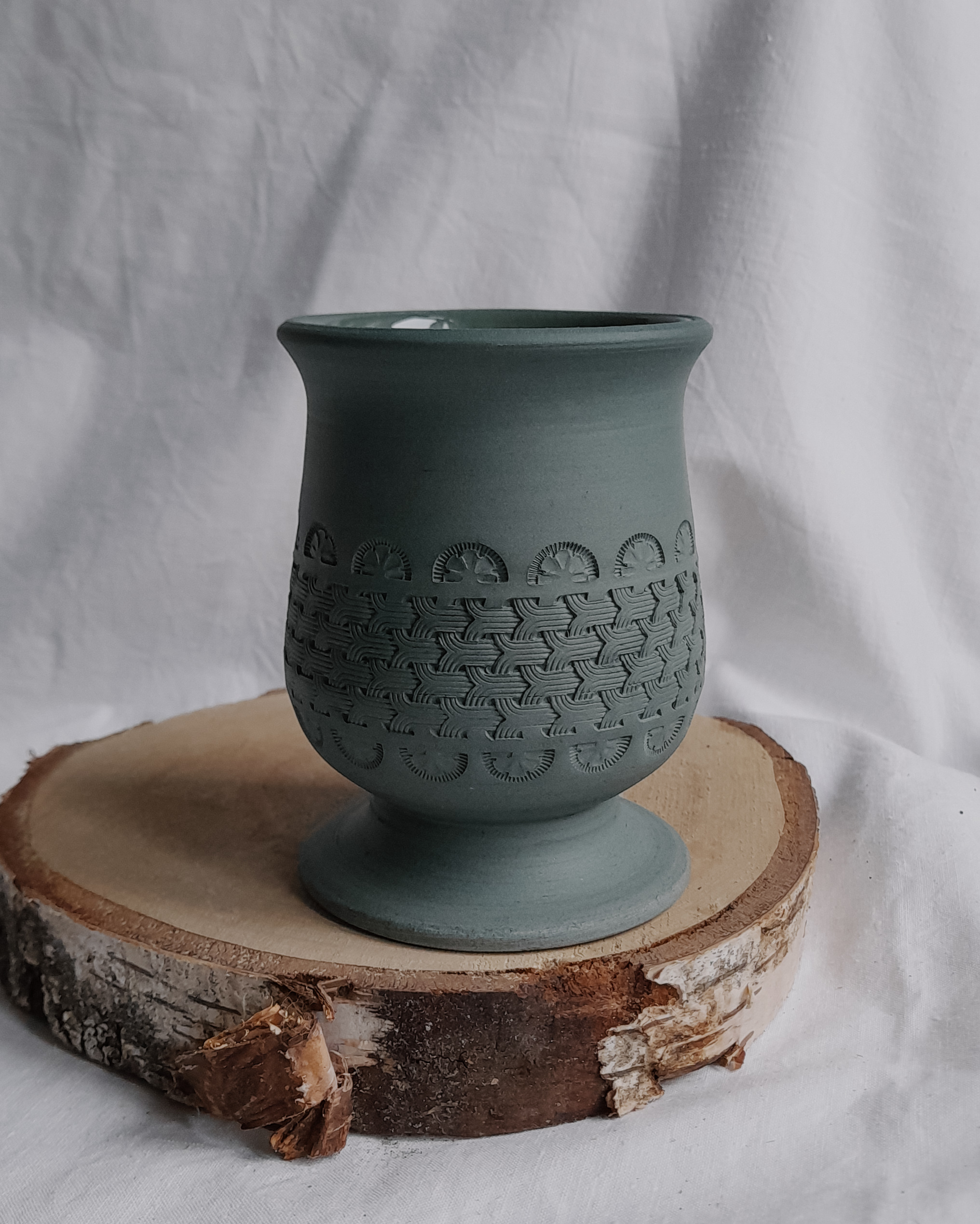 Niebieskie matero do Yerba Mate w kształcie kielicha na nóżce. Delikatnie zdobione powtarzalnym wzorem dookoła naczynia