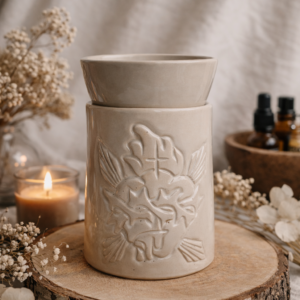 Podgrzewacz do olejków i wosków zapachowych w kolorze kremowym z rzeźbionym sercem w koronie cierniowej