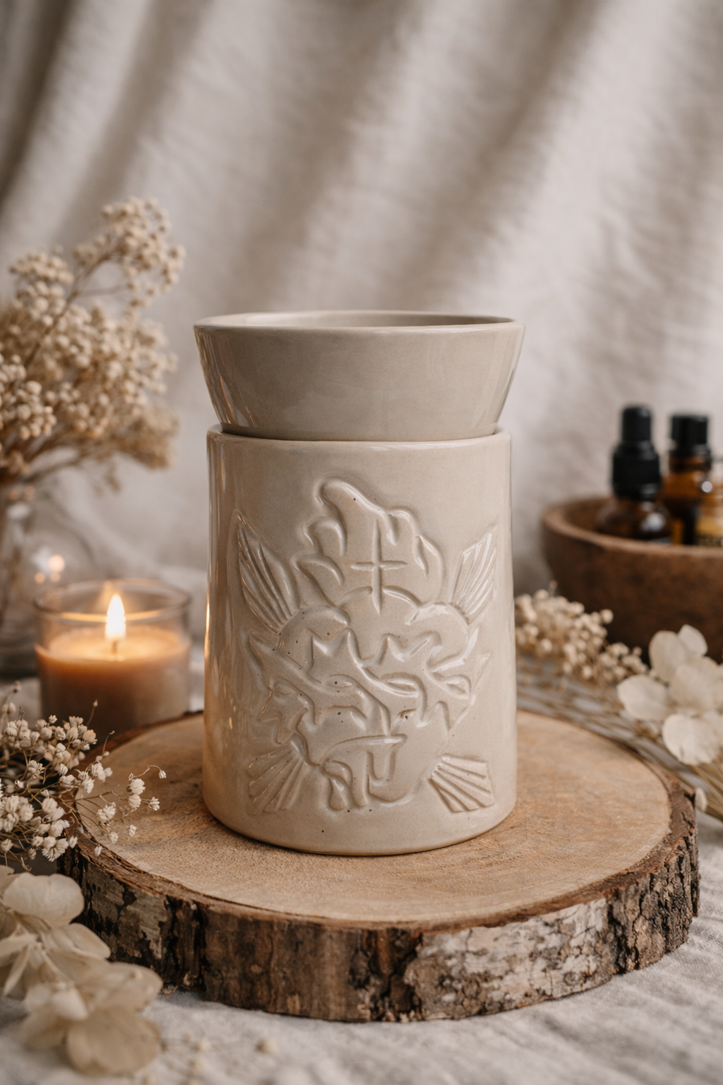Podgrzewacz do olejków i wosków zapachowych w kolorze kremowym z rzeźbionym sercem w koronie cierniowej