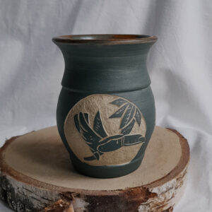 Kubek ceramiczny do picia mate, w zielonym, ciemnym kolorze. Rzeźbienie kubka przedstawia tukana.