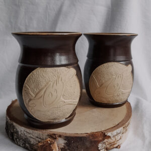 Ceramiczny kubek do mate w kolorze ciemno brązowym z rzeźbioną papugą . na zdjęciu pokazane są dwie sztuki, sprzedawane pojedynczo.