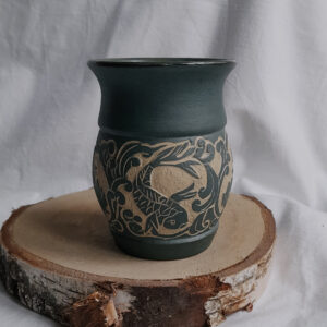 Ceramiczny kubek do mate z rzeźbionym karpiem Koi otoczonym ornamentalnymi falami.