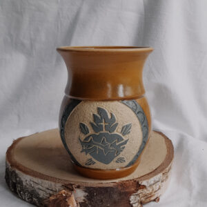 Kubek do yerba mate w kolorze miodowym, z rzeźbionym sercem w koronie cierniowej w kolorze ciemnej zieleni.