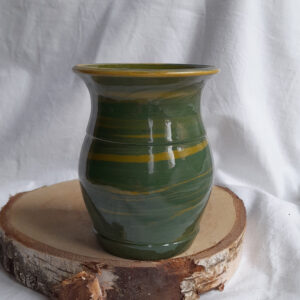 Ceramiczny kubek do yerbamate z marmurkowym wzorem, w kolorze zielonym z żółtymi akcentami.