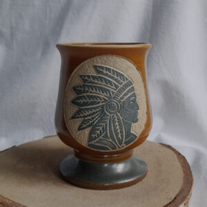 Ceramiczne matero do yerba mate, ręcznie zdobione z motywem indianina. W kolorze miodowym, stopa w kolorze zielonym metalicznym.