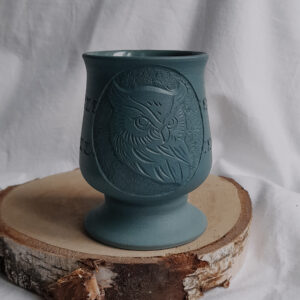 Niebieski kielich do mate z rzeźbieniem przestawiającym sowę w kolę