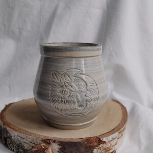 Ceramiczna marmurkowa tykwa do picia yerba mate, w kolorze kremowo - szarym, z rzeźbionym księżycem i sową.