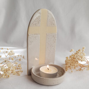 Beżowy świecznik z motywem krzyża i miseczką na świeczkę typu tealight